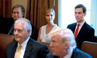 Con gái và con rể Tổng thống Trump (giữa và bên phải hàng sau) hiện đang là tâm điểm của nghi vẫn sử dụng email riêng để xử lý việc công. Ảnh: Vanity Fair