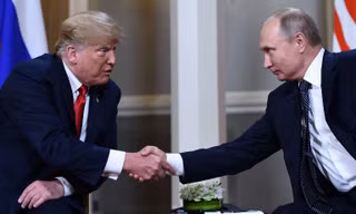 Vẻ mặt căng thẳng khi ông Trump và Putin bắt tay ở Phần Lan