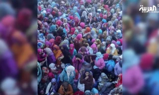 Đám đông tranh giành lương thực tại Sidi Boulalam. Ảnh: Al Arabiya