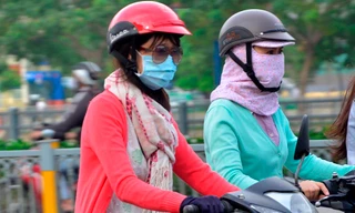 Người dân xúng xính áo ấm, khăn choàng khi ra đường 