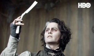 Nam diễn viên Johnny Depp trong vai tên thợ cắt tóc thù đời chuyên giết người bằng dao lam Sweeney Todd.