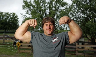 Sốc với cơ bắp khủng của ‘Thủy thủ Popeye’ ngoài đời