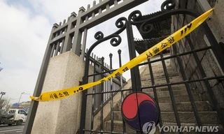 Cổng Dongdaemun bị phong toả sau vụ cháy. Ảnh: Yonhap