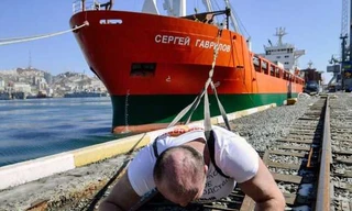 Ivan Savkin trổ tài kéo tàu chở hàng ở Nga. Ảnh: Twitter