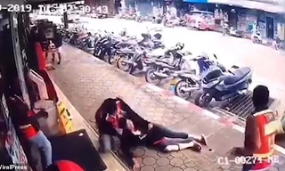 Nạn nhân 38 tuổi ngã vật xuống đường sau sự cố giật điện. Ảnh cắt từ màn hình