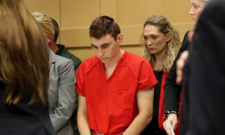 Nghi phạm Nikolas Cruz cúi đầu trước toà. Ảnh: AP