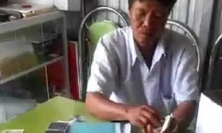 Nộp thuế bằng tiền lẻ rồi phát trực tiếp clip lên Facebook