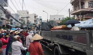 Hàng ngàn người đến viếng và tiễn đưa 6 nạn nhân cùng gia đình chết cháy.