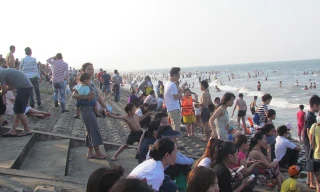 Hàng vạn du khách đổ về các bãi biển Hà Tĩnh