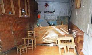 Quán cà phê bị sụt nền, nứt tường.