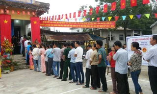 Người dân ven biển Phú Vang (TT-Huế) nô nức hưởng ứng ngày hội lớn của đất nước. Ảnh: Ngọc Văn 