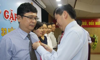 Bí thư T.Ư Đoàn, Chủ tịch Hội đồng Đội T.Ư tặng kỷ niệm chương “Vì thế hệ trẻ” cho các thầy cô giáo