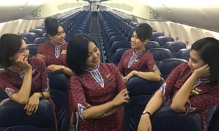 Alfiani Hidayati Solikah (giữa) cùng các bạn đồng nghiệp tiếp viên hàng không. Ảnh: Instagram nhân vật