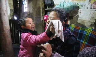 Xót xa bé gái 5 tuổi trở thành "trụ cột" gia đình