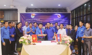 Bí thư Tỉnh Đoàn Quảng Trị Nguyễn Khánh Vũ và Bí thư Đoàn TNNDCM tỉnh Savannakhet Lamkeo Sengnouthong thay mặt tuổi trẻ 2 tỉnh ký kết Biên bản ghi nhớ.