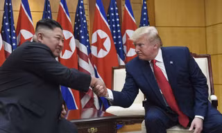 Chủ tịch Triều Tiên Kim Jong-un và Tổng thống Mỹ Donald Trump. Ảnh: AP