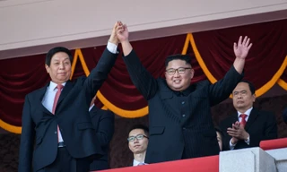 Ông Kim Jong-un tươi cười xem lễ duyệt binh mừng quốc khánh