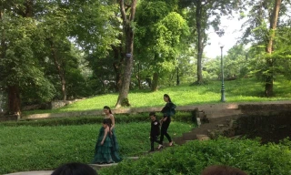 Núi Nùng thành sàn diễn thời trang độc đáo trong cuộc họp báo chiều 10/9. Ảnh: VK