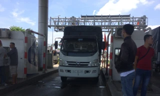 Tài xế cho xe dừng để phản ứng. 