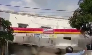 Siêu thị hoá đống đổ nát trong nháy mắt sau địa chấn ở Indonesia