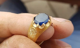 Chiếc nhẫn mà Mark tìm thấy trong khu rừng Sherwood nổi tiếng.