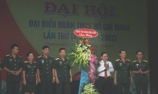 Bí thư Trung ương Đoàn Nguyễn Anh Tuấn tặng hoa của Ban Bí thư chúc mừng đại hội