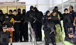 Nghi phạm Đoàn Thị Hương và Siti Aisyah rời tòa tối cao tại Kuala Lumpur (Malaysia). Ảnh: New Straitstimes