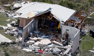 Bahamas tan tành sau bão. Ảnh: Reuters