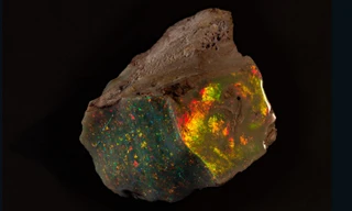 Sau 71 năm nằm trong hộp deposit, khối đá opal nổi tiếng có tên "Ngọn lửa của nước Úc" mới đây đã chính thức được đưa ra triển lãm lần đầu tiên tại bảo tàng South Australia.
