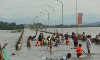 Tỉnh lộ ngập sâu, dân thôn ở Hà Nội nô nức đi bắt cá, cho trẻ ra bơi