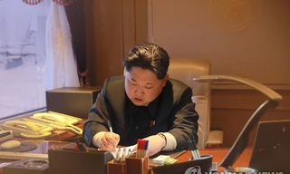 Chủ tịch Kim Jong-un bên bàn làm việc. Ảnh: Yonhap