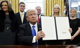 Tổng thống Mỹ Donald Trump kí một sắc lệnh tại Nhà Trắng. Ảnh: AP