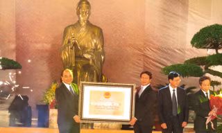 Phó thủ tướng Nguyễn Xuân Phúc trao bằng xếp hạng khu di tích quốc gia đặc biệt cho cho khu di tích Trạng Trình Nguyễn Bỉnh Khiêm