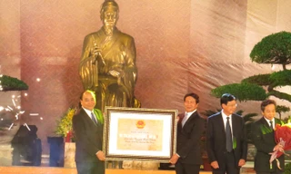 Phó thủ tướng Nguyễn Xuân Phúc trao bằng xếp hạng khu di tích quốc gia đặc biệt cho cho khu di tích Trạng Trình Nguyễn Bỉnh Khiêm
