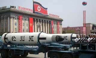 Tên lửa đạn đạo phóng từ tàu ngầm, tên lửa Triều Tiên diễu hành qua quảng trường Kim Nhật Thành ngày 15/4/2017. Đây được coi là cuộc diễu binh phô trương sức mạnh quân sự của Triều Tiên. (Ảnh: CNN)