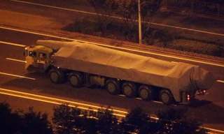 Lộ ảnh loạt khí tài Trung Quốc diễn tập giữa đêm trước lễ mừng quốc khánh