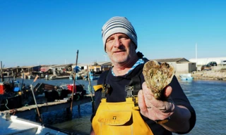 Ông Christophe Guinot cầm trên tay con hàu hình trái tim - sản phẩm của quá trình 10 năm nghiên cứu. Ảnh: AFP