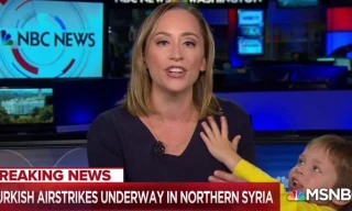 Nữ MC đang dẫn trực tiếp bất ngờ bị con trai lao ra gọi “mẹ“