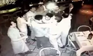 Các nhân viên ăn mừng sau khi biết tin mình trúng xổ số. Hình ảnh ghi lại từ camera của nhà hàng.