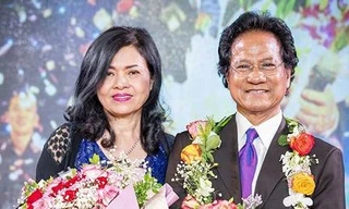 Chế Linh bên bà xã Vương Nga trong sinh nhật ông hồi tháng 4. Ảnh: LC.