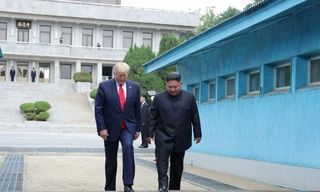 Hai ông Trump - Kim gặp nhau tại DMZ ngày 30/6. Ảnh: KCNA