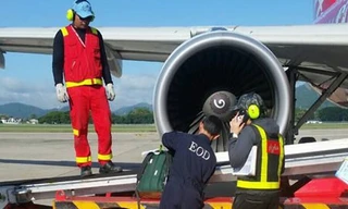 Lực lượng rà phá bom mìn tiến hành kiểm tra kĩ lưỡng kiện hàng khả nghi.