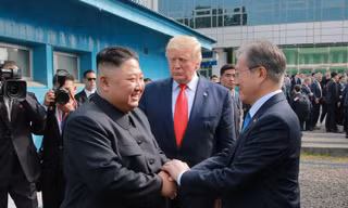 Tổng thống Mỹ Trump và Tổng thống Hàn Quốc Moon tạm biệt Chủ tịch Kim tại DMZ sau cuộc gặp ngày 30/6. Ảnh: AP