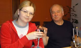 Ông Sergei Skripal và con gái Yulia. Ảnh: REX