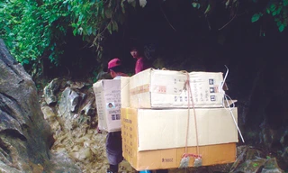 Hàng lậu Trung Quốc vẫn vào nước ta qua các đường mòn, lối mở. Ảnh: Phạm Anh