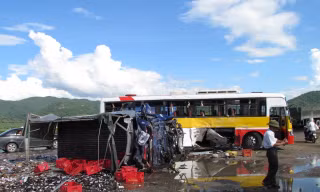 Xe tải đâm xe bus, hai người chết tại chỗ