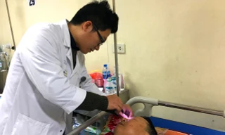 BS đang khám cho ông Dương