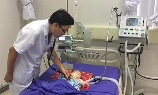 Trẻ bị ngộ độc chì do bôi thuốc cam được điều trị tại BV. Ảnh: Internet