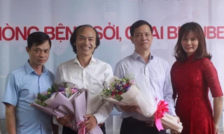 Đại diện Báo Tiền Phong tặng hoa các khách mời tham gia buổi giao lưu. Ảnh: Duy Phạm