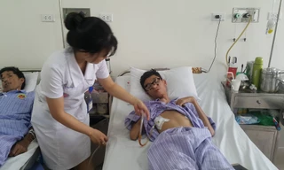 BS theo dõi sức khỏe cho bệnh nhân P.Q.M (16 tuổi) sau ca mổ dị dạng ngực bẩm sinh